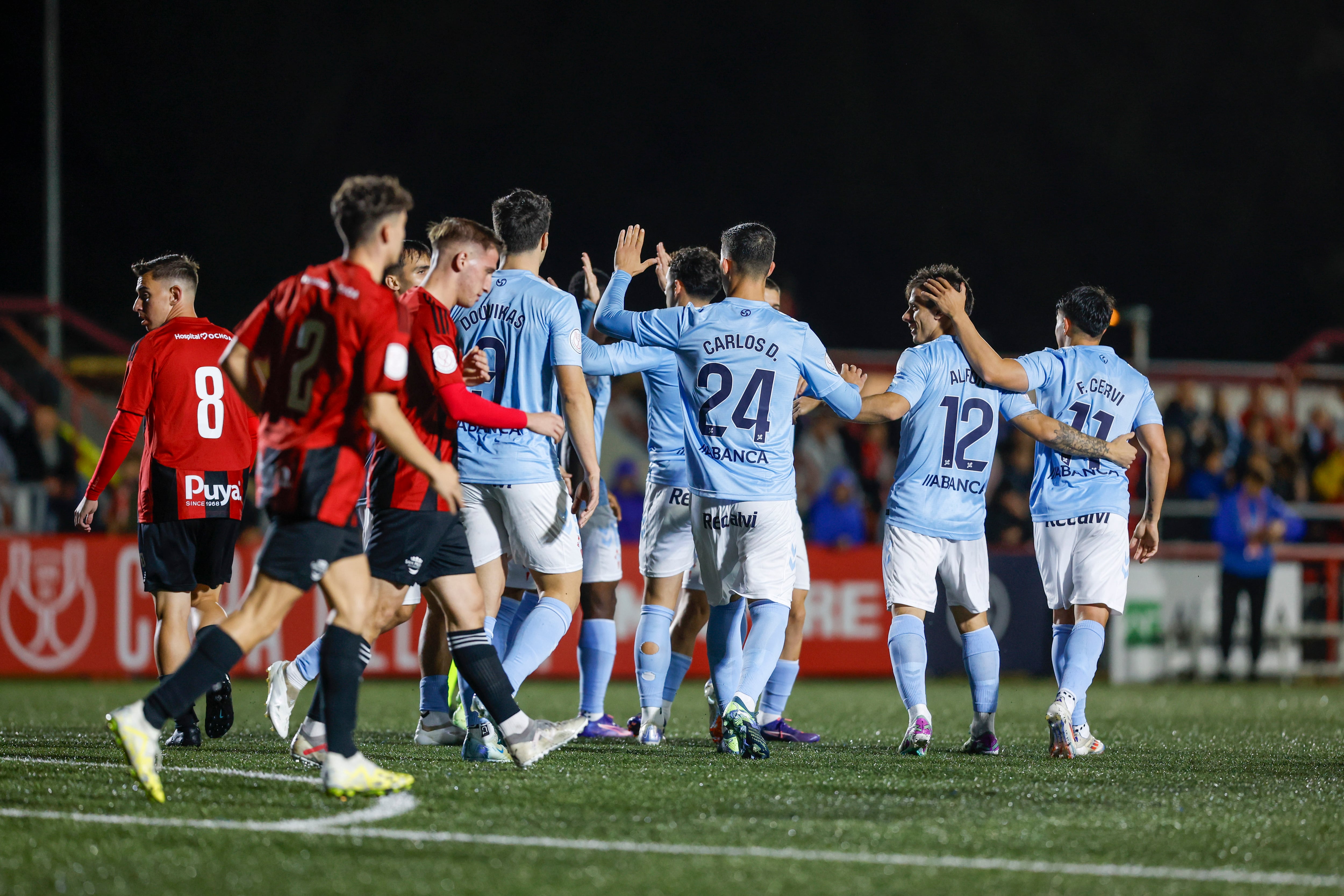 SAN PEDRO ALCÁNTARA (MÁLAGA), 30/10/2024.- El delantero del Celta Alfonso González (2-d) celebra con sus compañeros tras marcar el primer gol, durante el partido de la Copa del Rey que UD San Pedro y Celta de Vigo disputan este miércoles en la localidad malagueña de San Pedro Alcántara. EFE/Jorge Zapata
