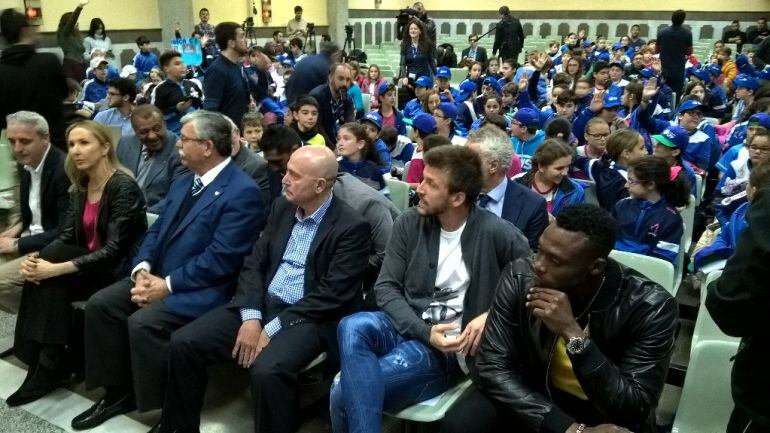 Los malaguistas Kameni y Camacho, junto a López Nieto, Martín Aguilar y representantes de la liga, en el colegio Maristas