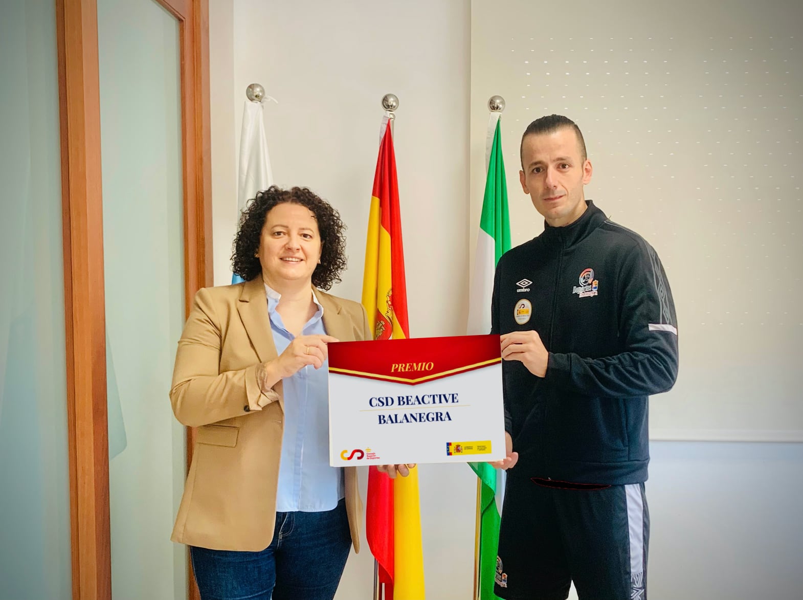 Nuria Rodríguez, alcaldesa del municipio y Eduardo Garzón, Técnico de Deportes.