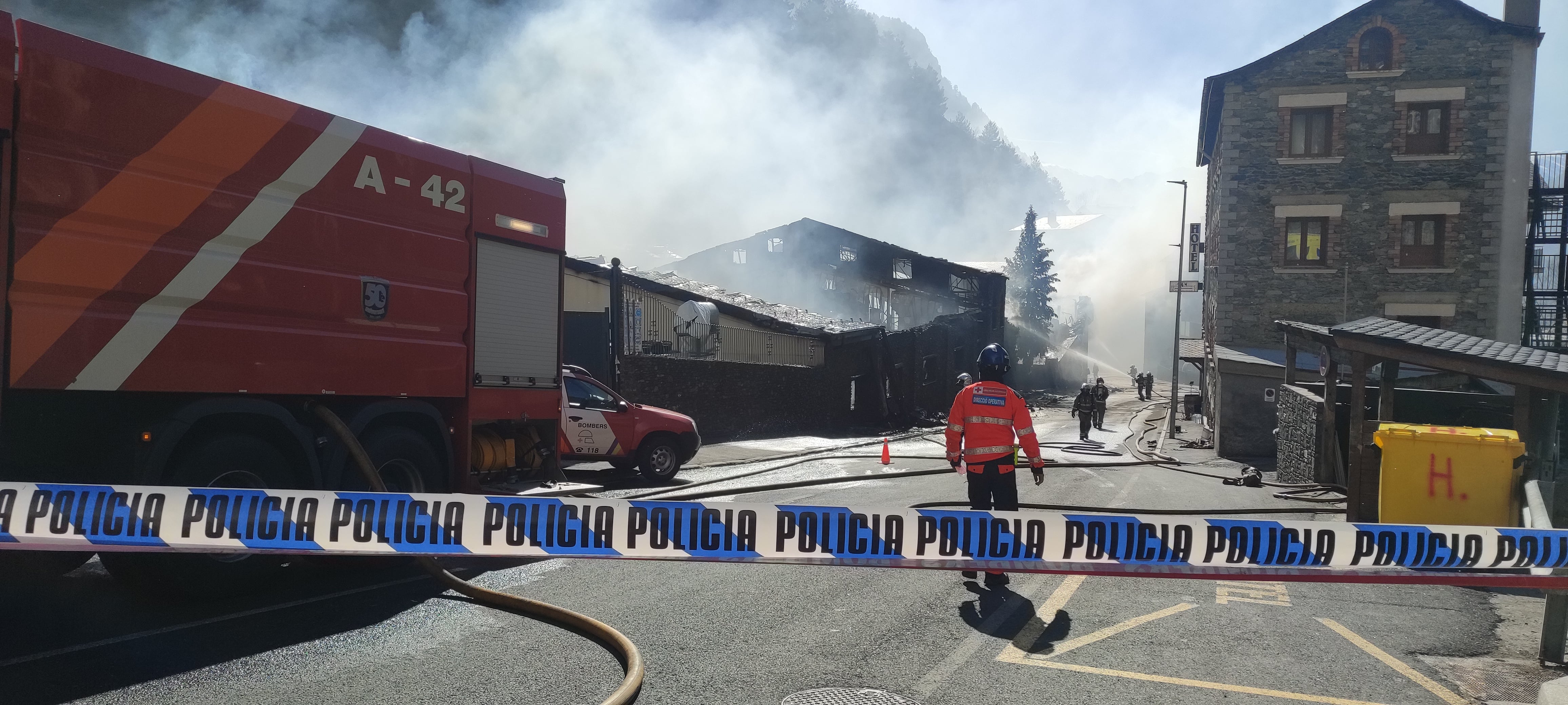 Efectius dels bombers extingint el foc a la planta d'Aigües d'Arinsal. Fins a 10 dotacions hi han participat en les tasques