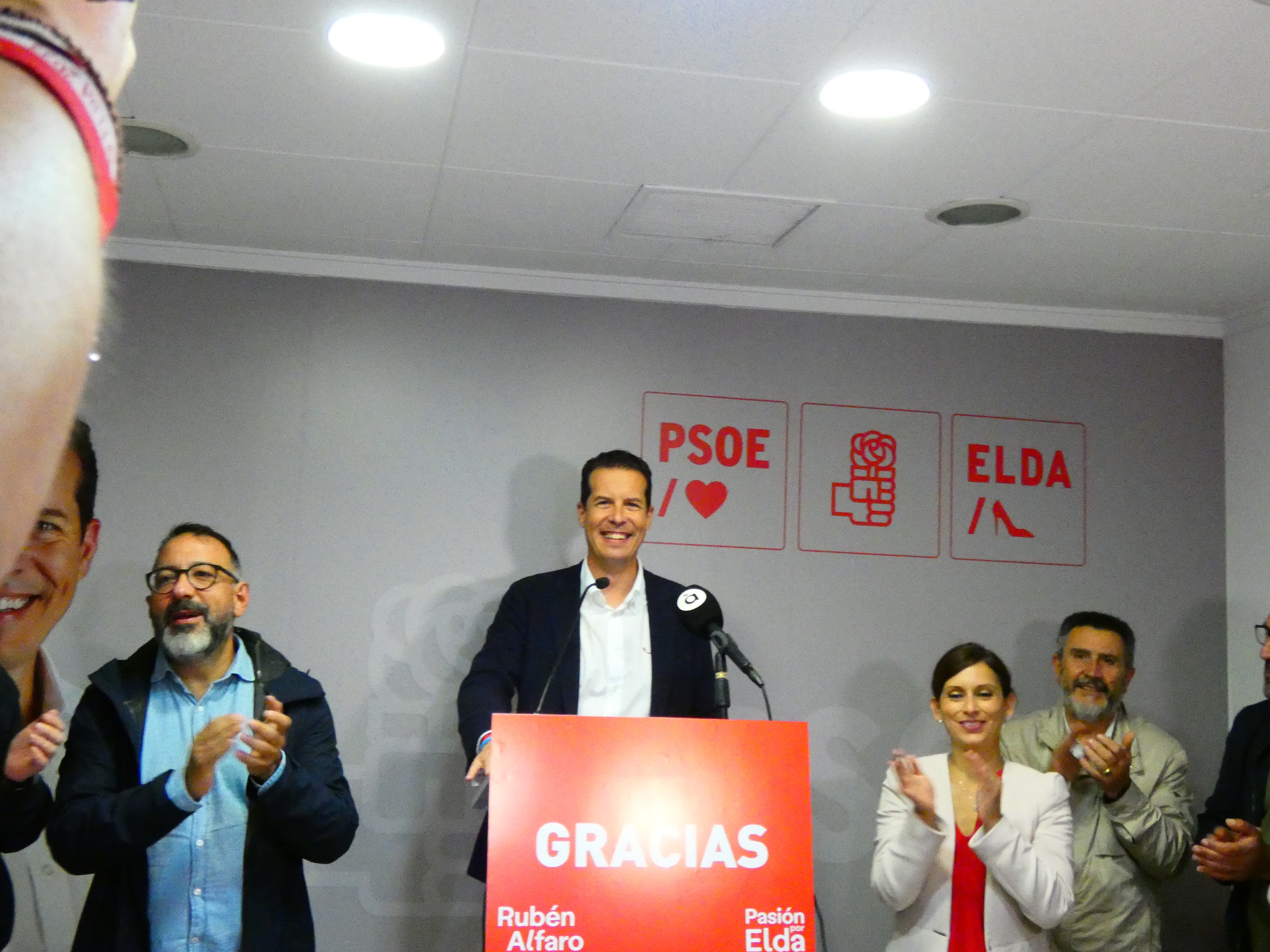 Rubén Alfaro, celebrando la victoria en la sede del PSOE de Elda