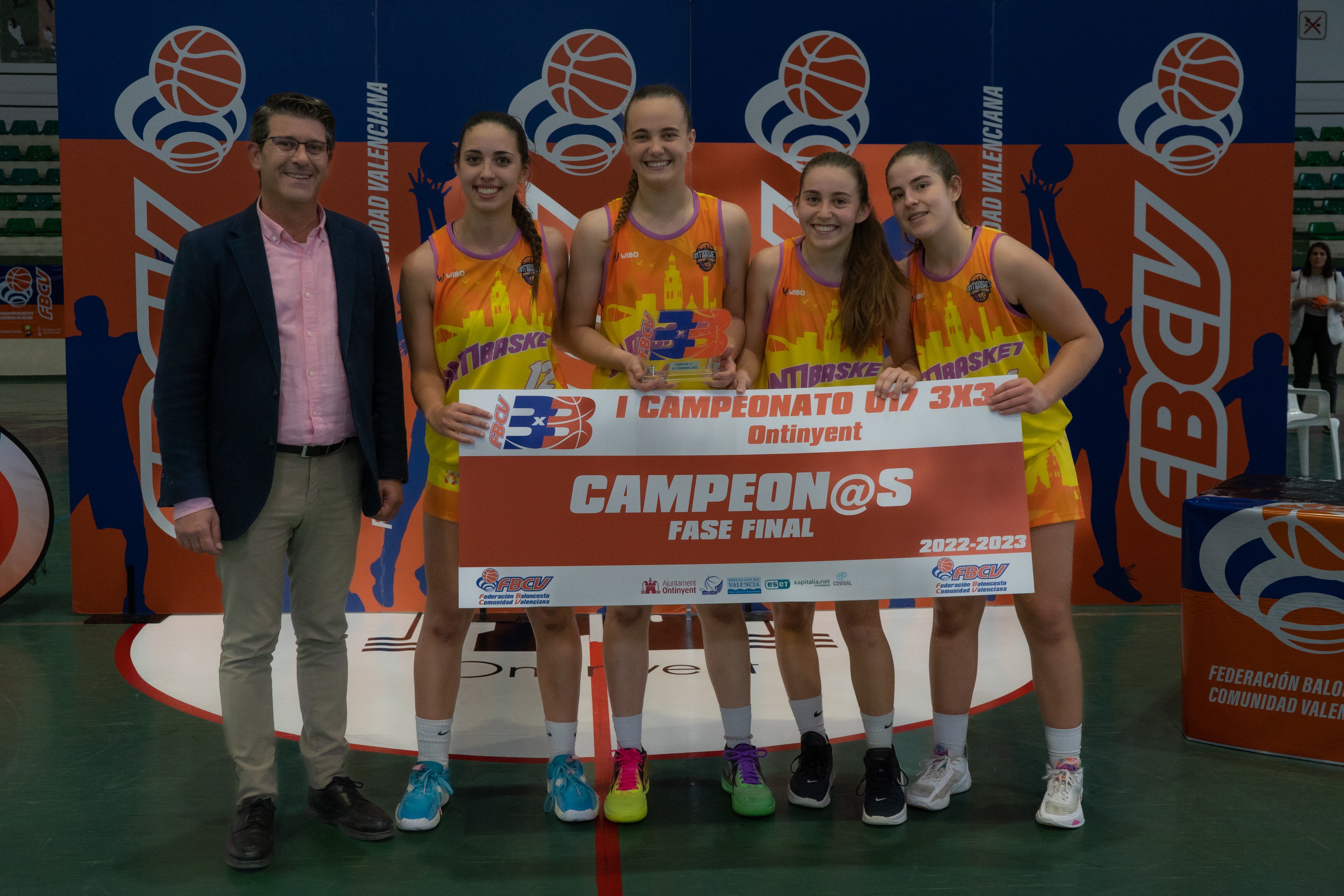 Les guanyadores del torneig junt a l'alcalde d'Ontinyent, Jorge Rodríguez