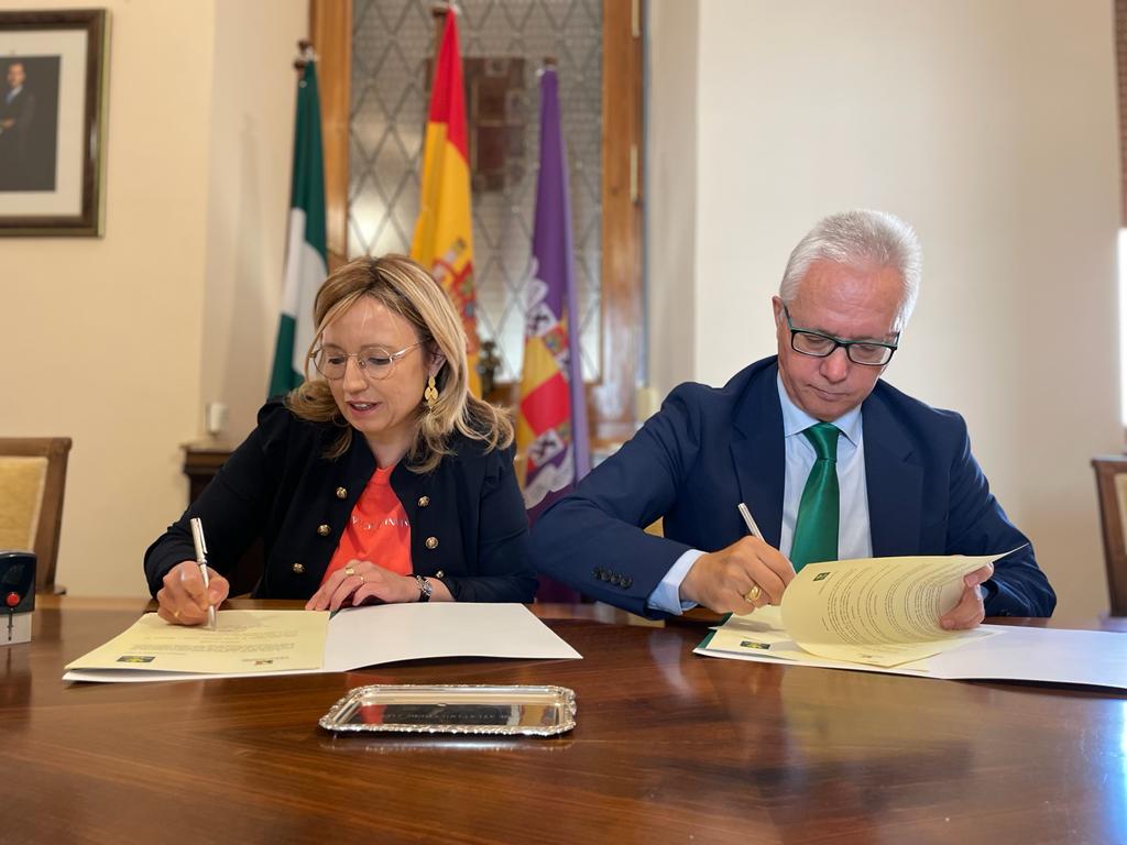 Mari Carmen Angulo y Juan Gallego durante la firma del convenio.