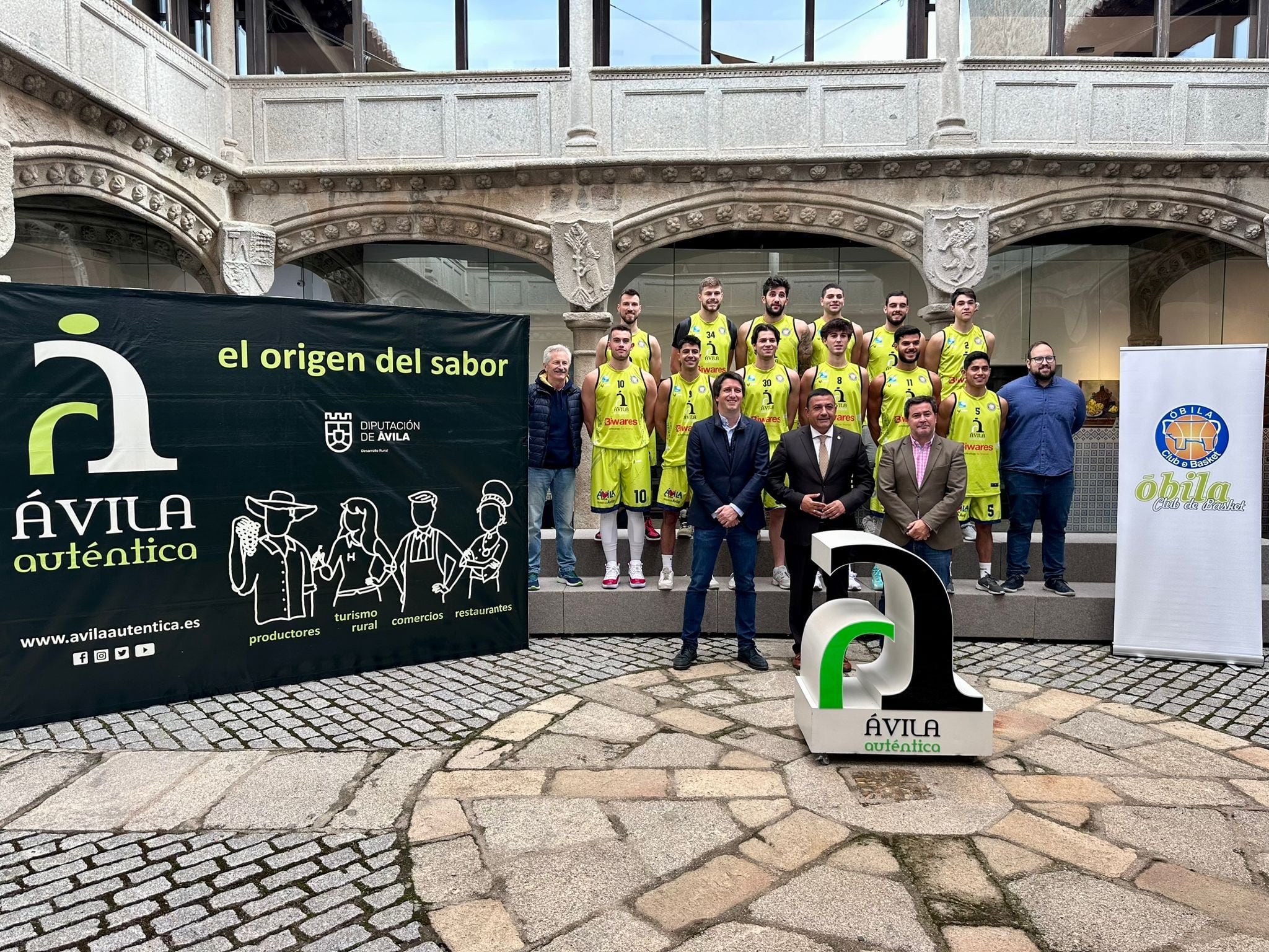 La plantilla del equipo de baloncesto del Ávila Auténtica en la foto oficial