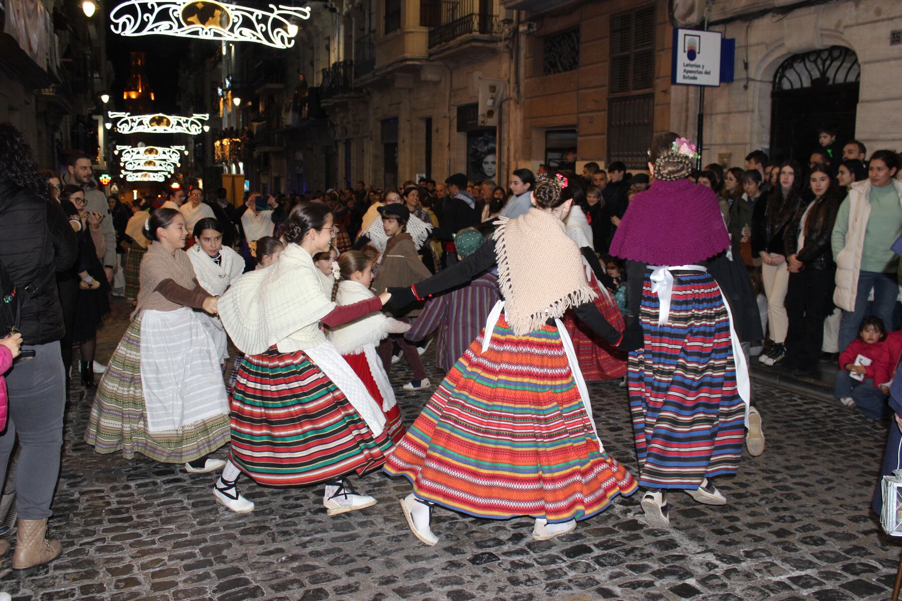 Els més menuts del Grup de Danses Carrascal dansant durant la desfilada
