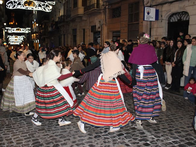 Els més menuts del Grup de Danses Carrascal dansant durant la desfilada