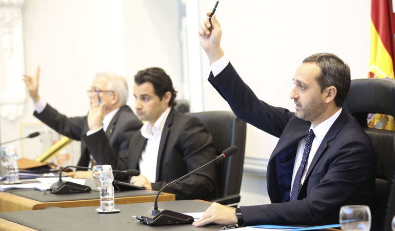 Imagen de la votación durante el pleno extraordinario