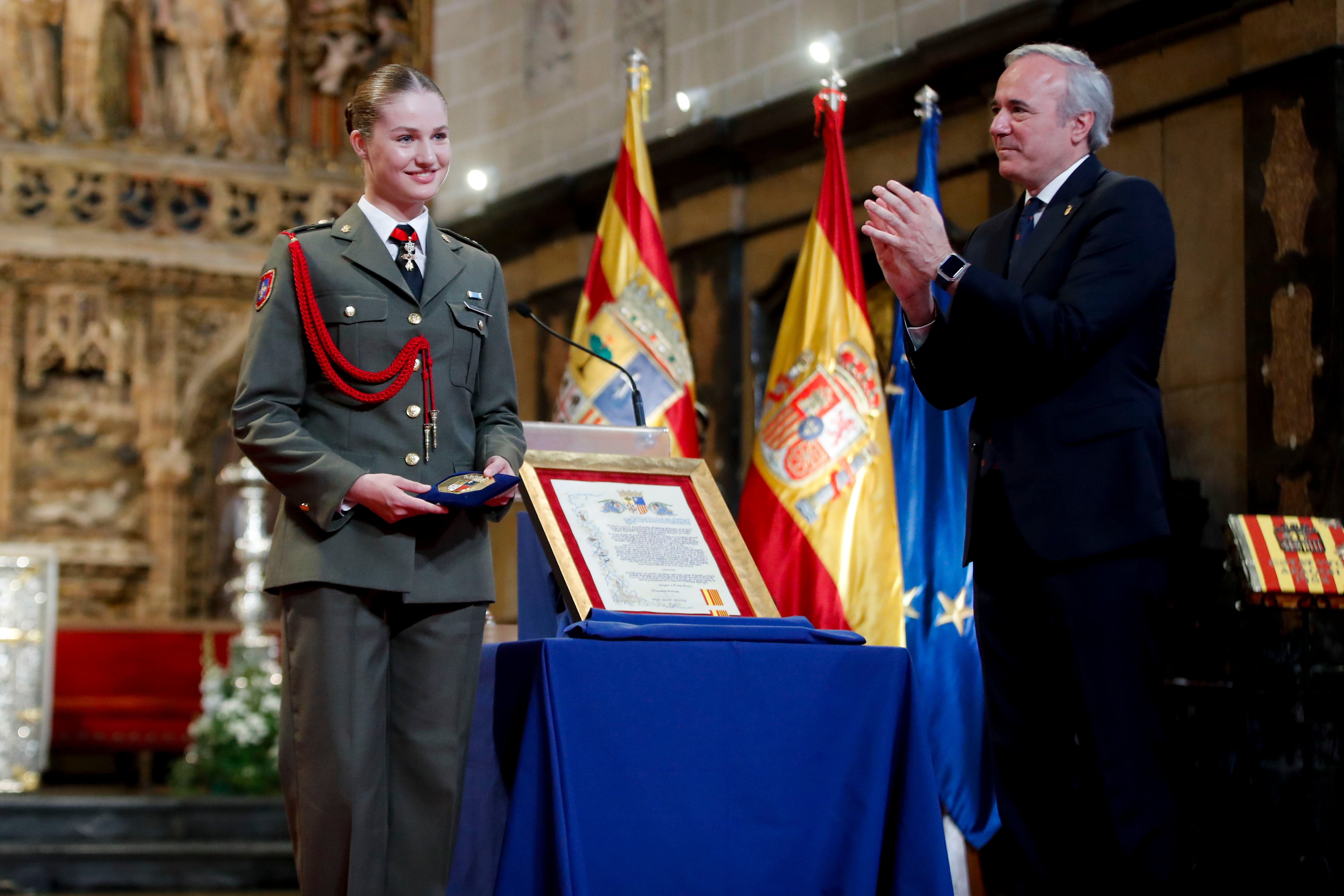 La princesa de Asturias, Leonor de Borbón, y el presidente de Aragón, Jorge Azcón, tras la entrega de la Medalla de Aragón.