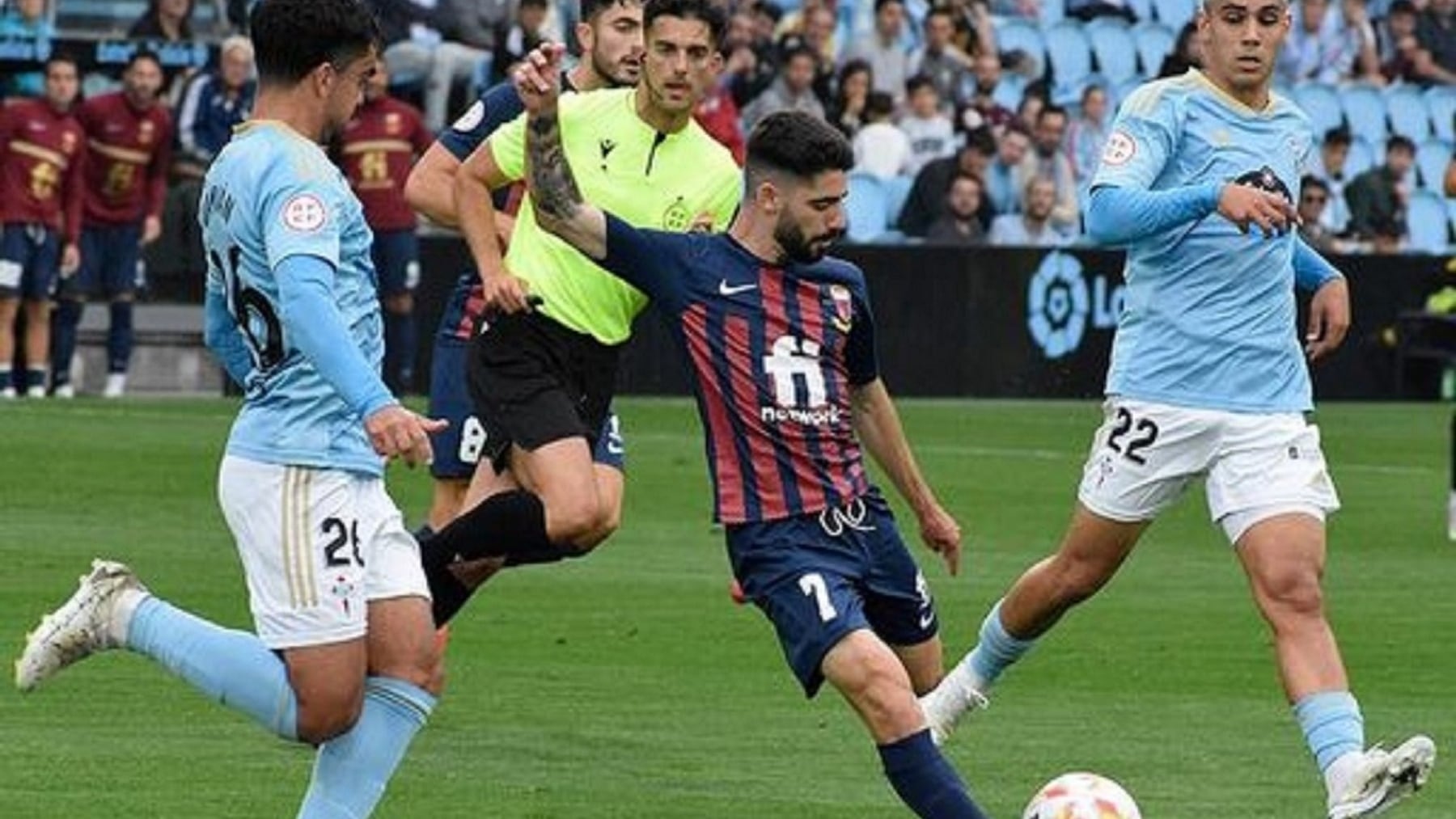 Cris Montes golpea el balón ante dos jugadores celtiñas