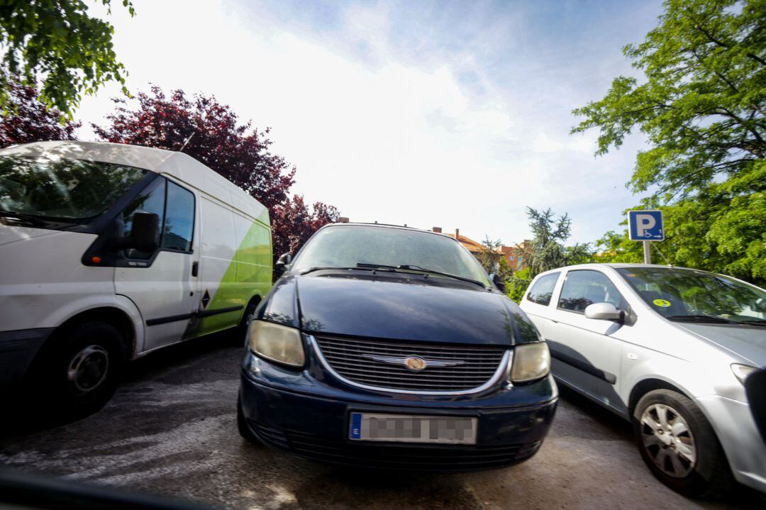 Varios coches aparcados 