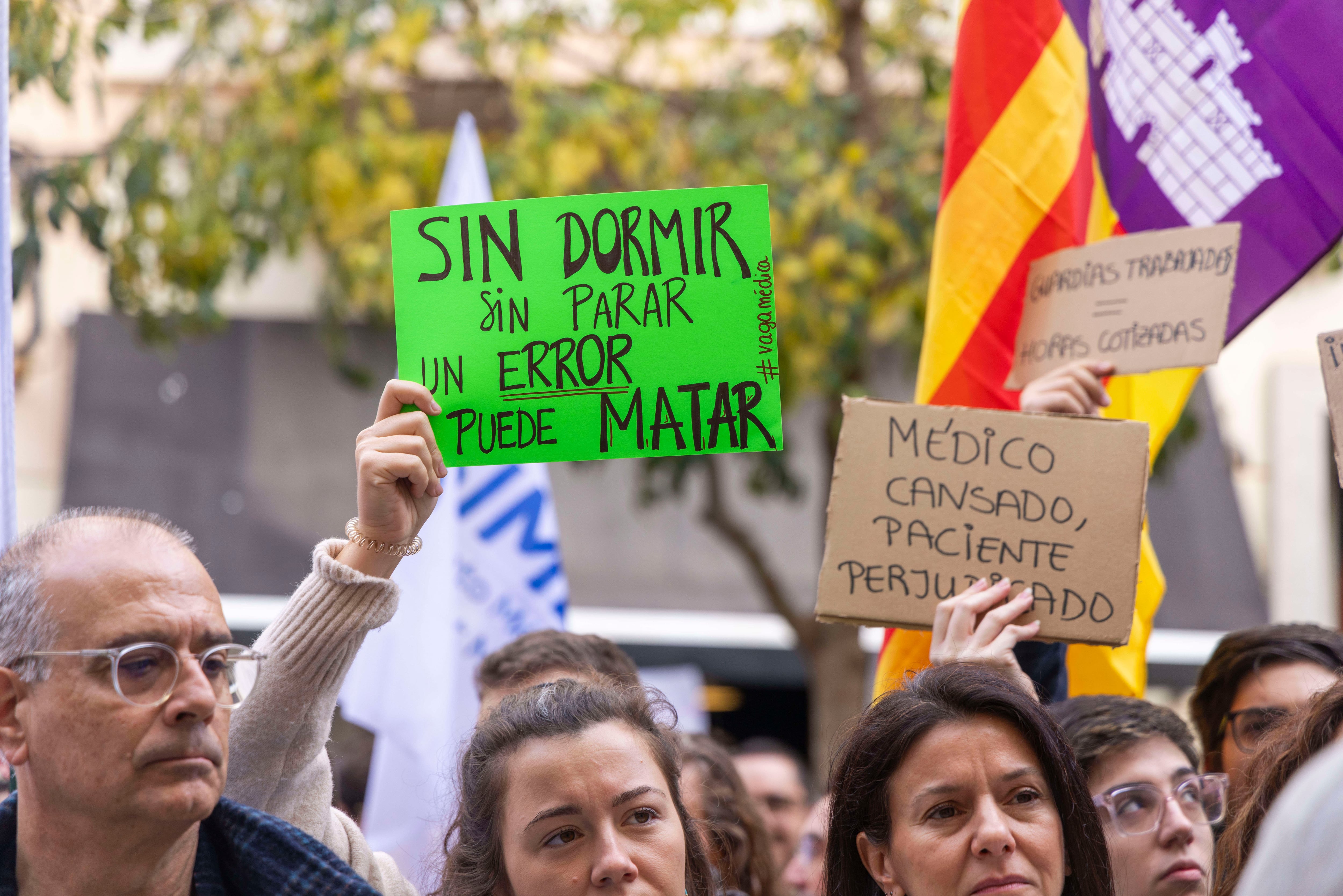 Los médicos y facultativos de Mallorca se concentran frente a la Delegación del Gobierno en Palma este jueves