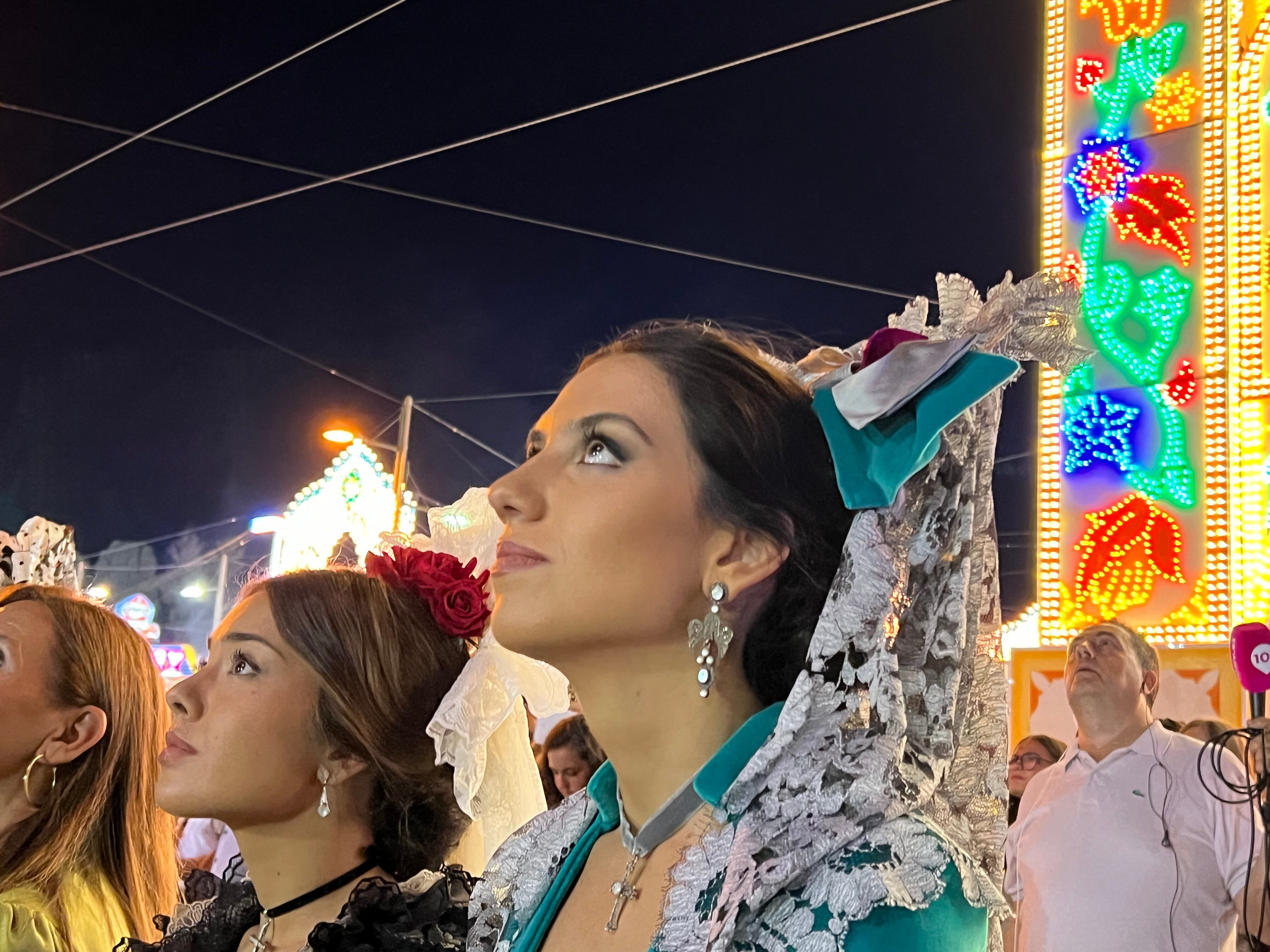 Damas Goyescas en el inicio de la feria de Ronda contemplan el castillo de fuegos artificiales