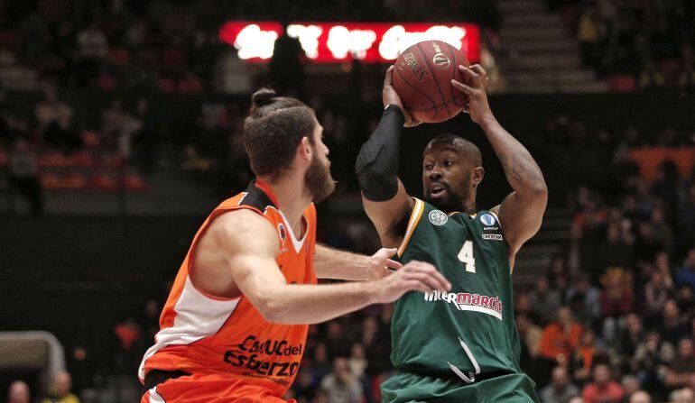 GRA434. VALENCIA, 19012016.- El jugador del Valencia Basket Antoine Diot (i) defiende al jugador del CSP Limoges, Bo McCalebb, durante el partido correspondiente a la tercera jornada de la segunda fase de la Eurocopa disputado esta noche en el pabellón e 