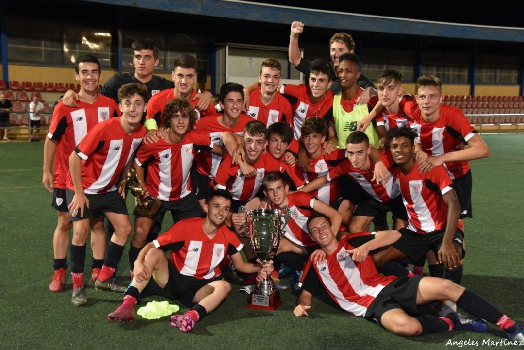 Los campeones celebrando sobre el césped de La Cañada.