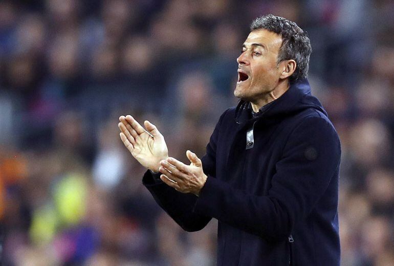 Luis Enrique da indicaciones a sus jugadores durante el partido ante el Leganés en el Camp Nou