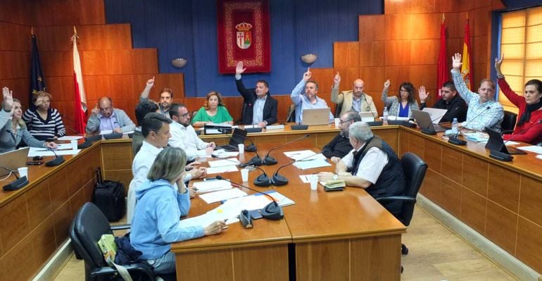 El Pleno insta a Fomento además a realizar un estudio para que el Cercanías llegue al municipio