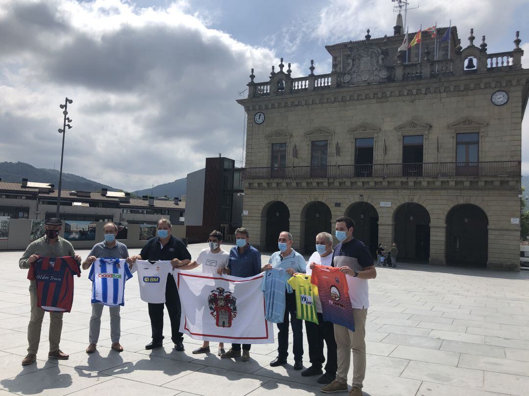 Representantes de los clubes de Irún posan con el alcalde y el concejal de deportes en la Plaza San Juan