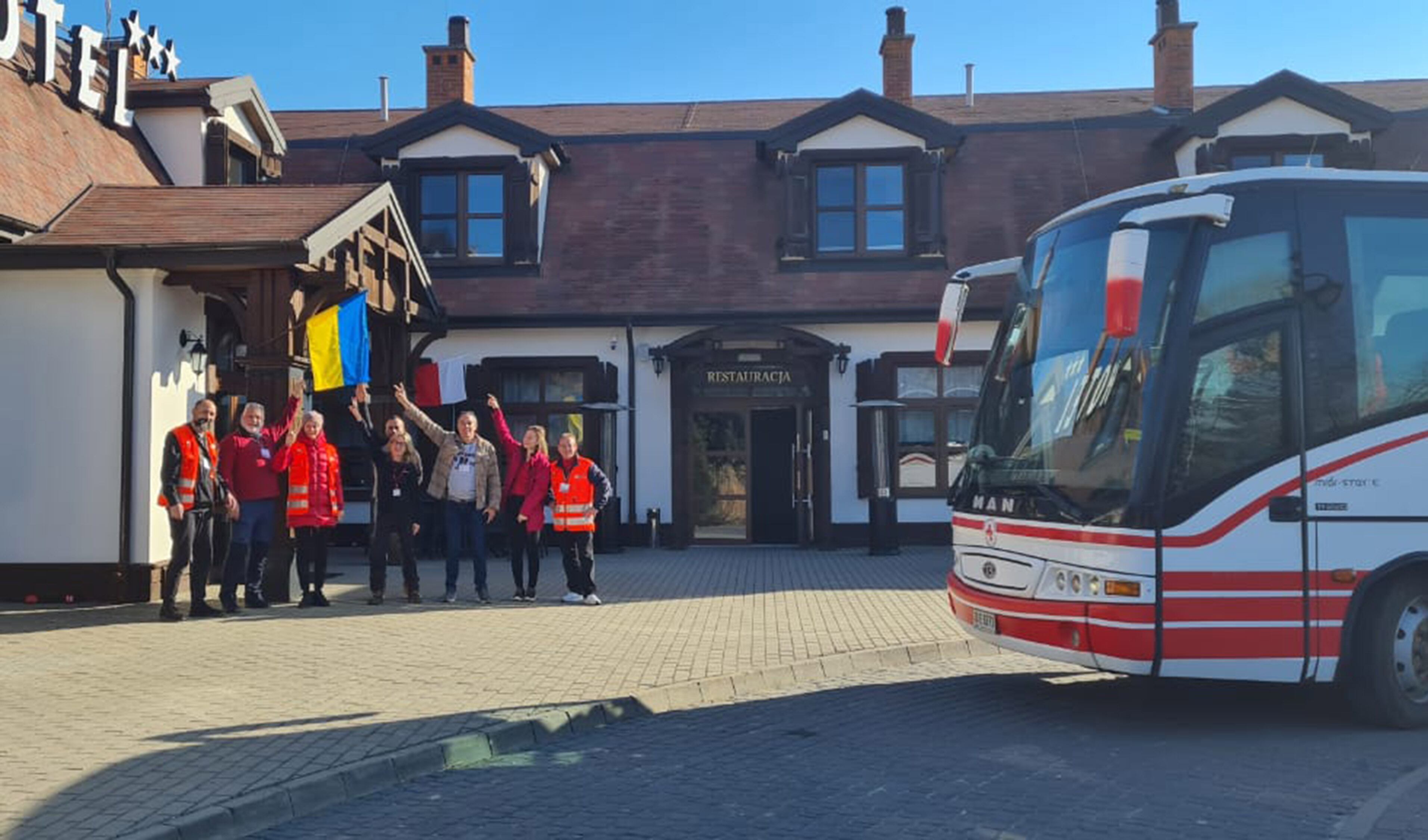 Els membres que han format part del segon comboi de la Creu Roja.