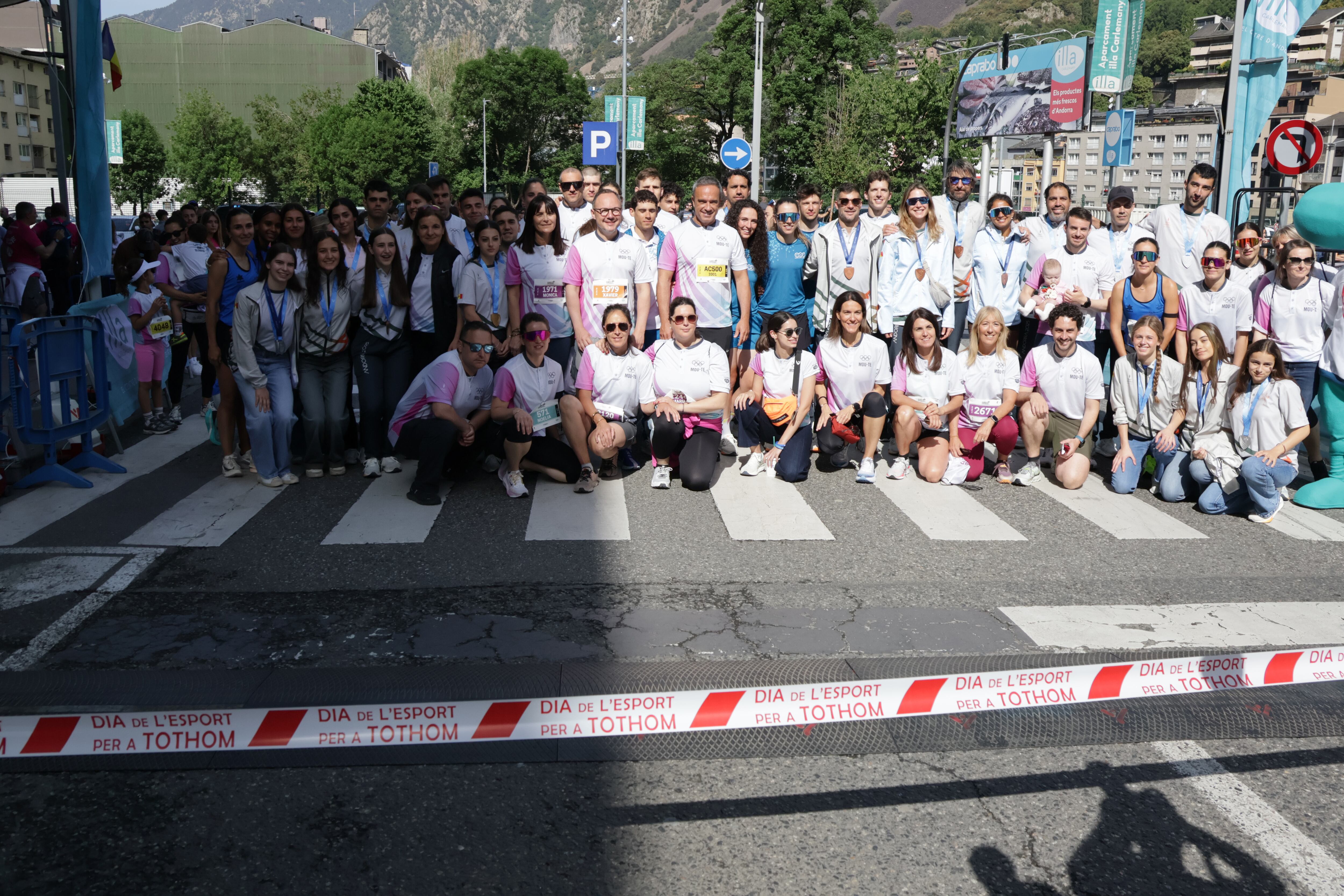 Sortida de la cursa popular Illa Carlemany amb les autoritats i els medallistes andorrans dels Jocs dels Petits Estats