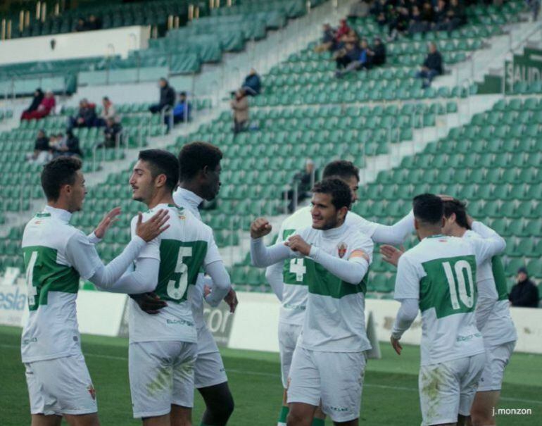 Los jugadores del Ilicitano celebran un gol esta temporada en 3ª División