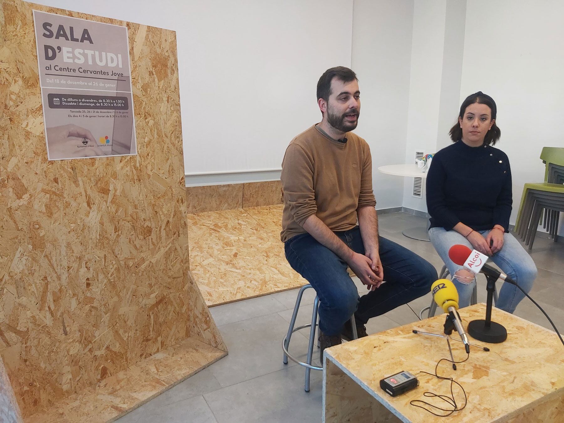 El concejal de Juventud, Carles Sansalvador, y la técnico Silvia Camarasa, durante la rueda de prensa de presentación de esta nueva instalación