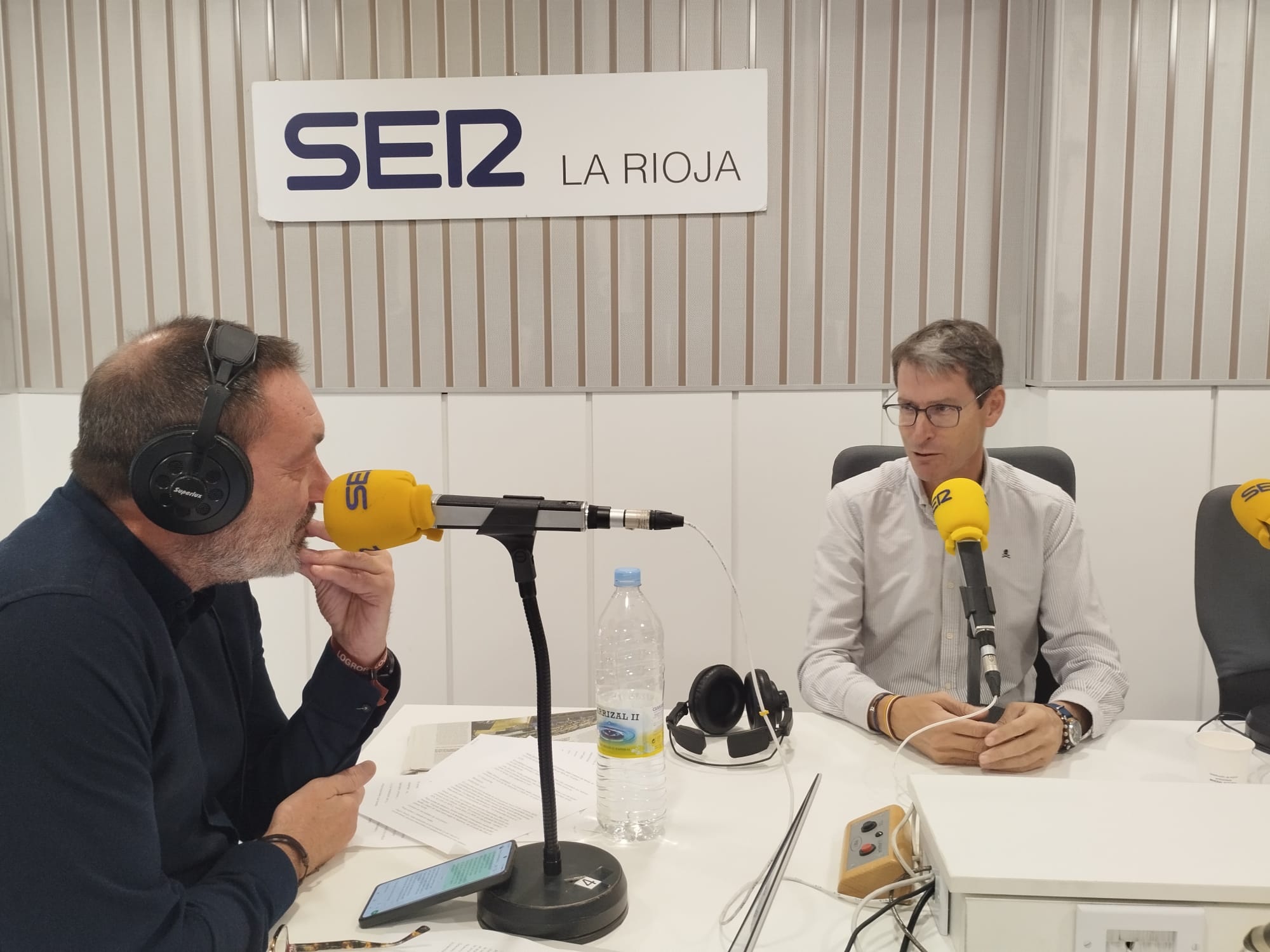 El presidente del Gobierno de La Rioja, Gonzalo Capellán, durante la entrevista en Radio Rioja a cargo de Jorge Gómez.