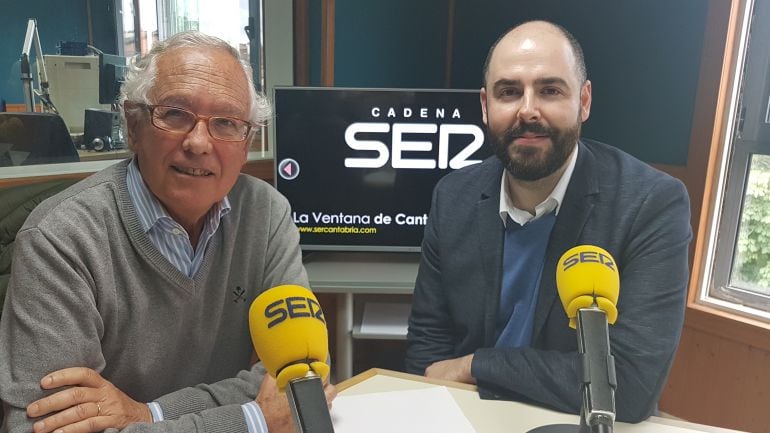 Manuel Garrido y Julio Revuelta en el estudio de La Ventana de Cantabria