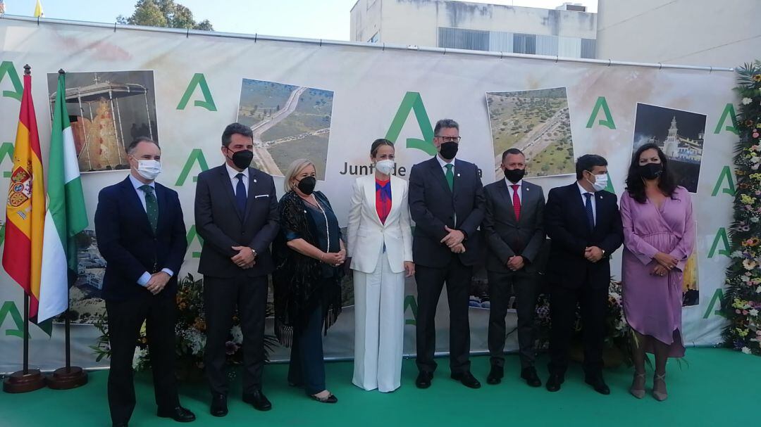 Bella Verano, delegada de la Junta de Andalucía en Huelva, con traje blanco en el centro de la imagen rodeada de sus delegados territoriales