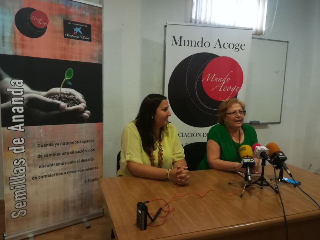 Lorena Ignaccolo y Ana Fiñana durante una rueda de prensa del colectivo