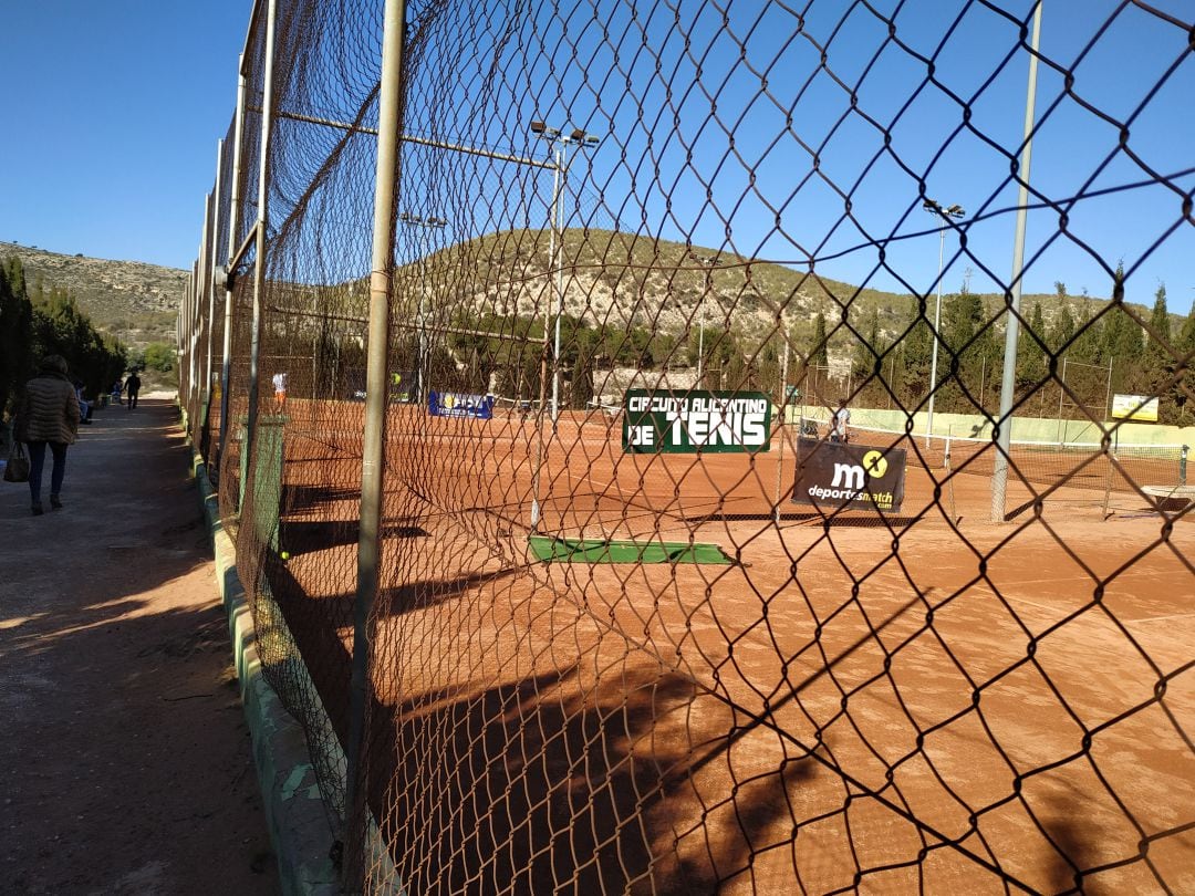 Las pistas del Amigos del Tenis de Elda ya están listas