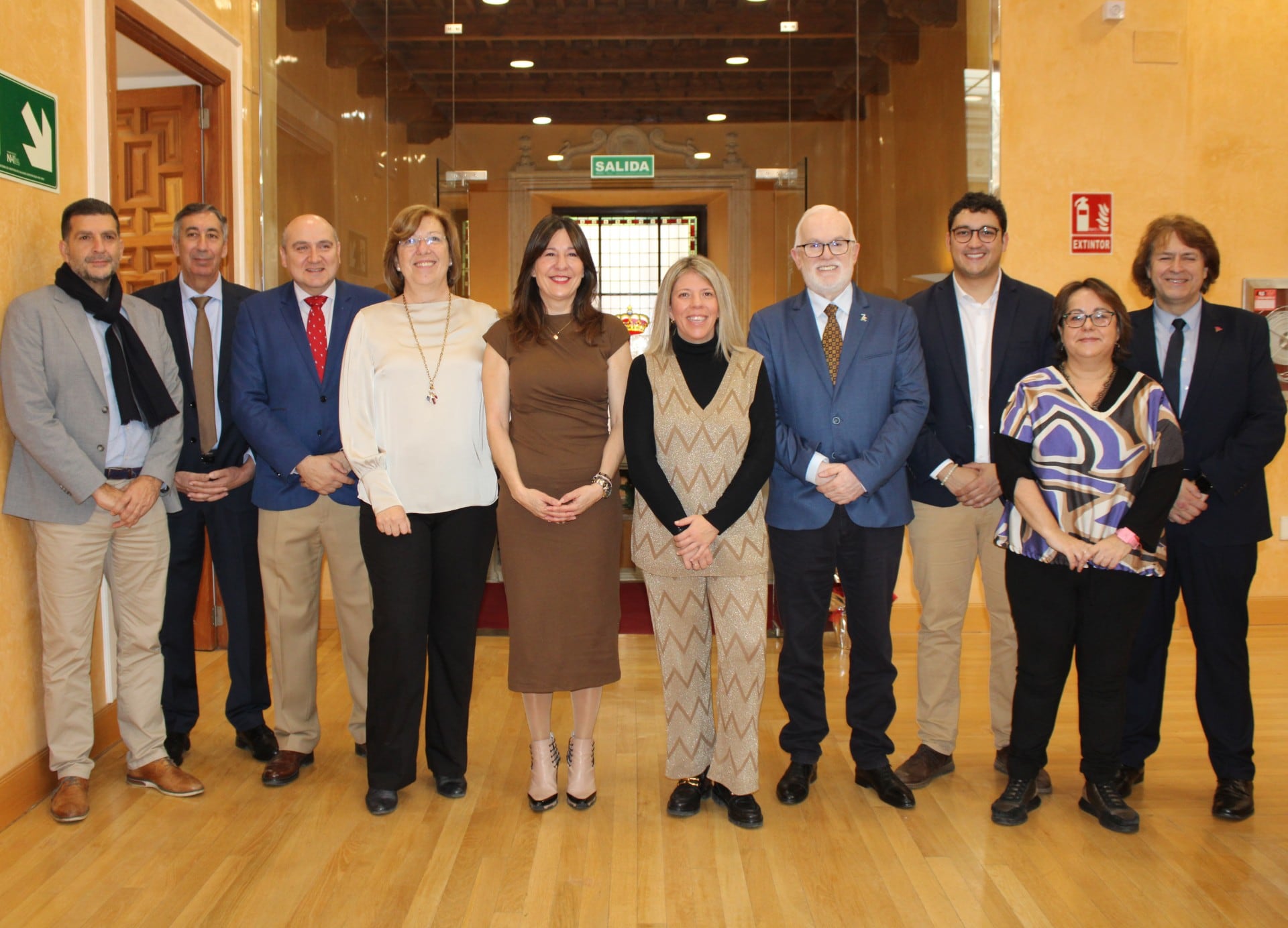 Blanca Fernández, delegada de la Junta junto a los delegados y delegadas en la provincia