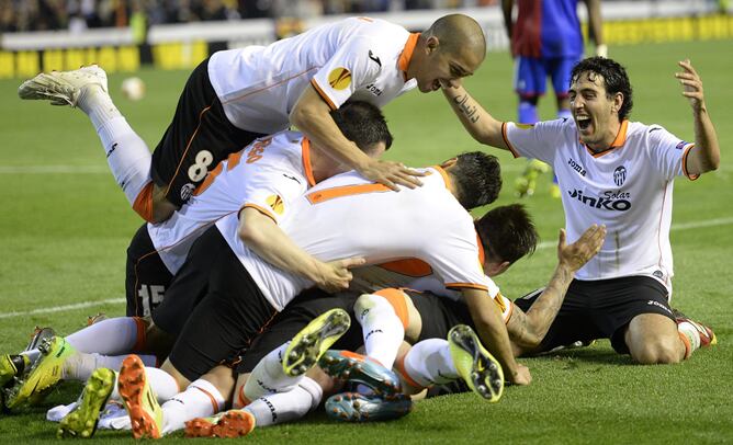 Los jugadores del Valencia celebran el gol de Alcacer que daba el pase.