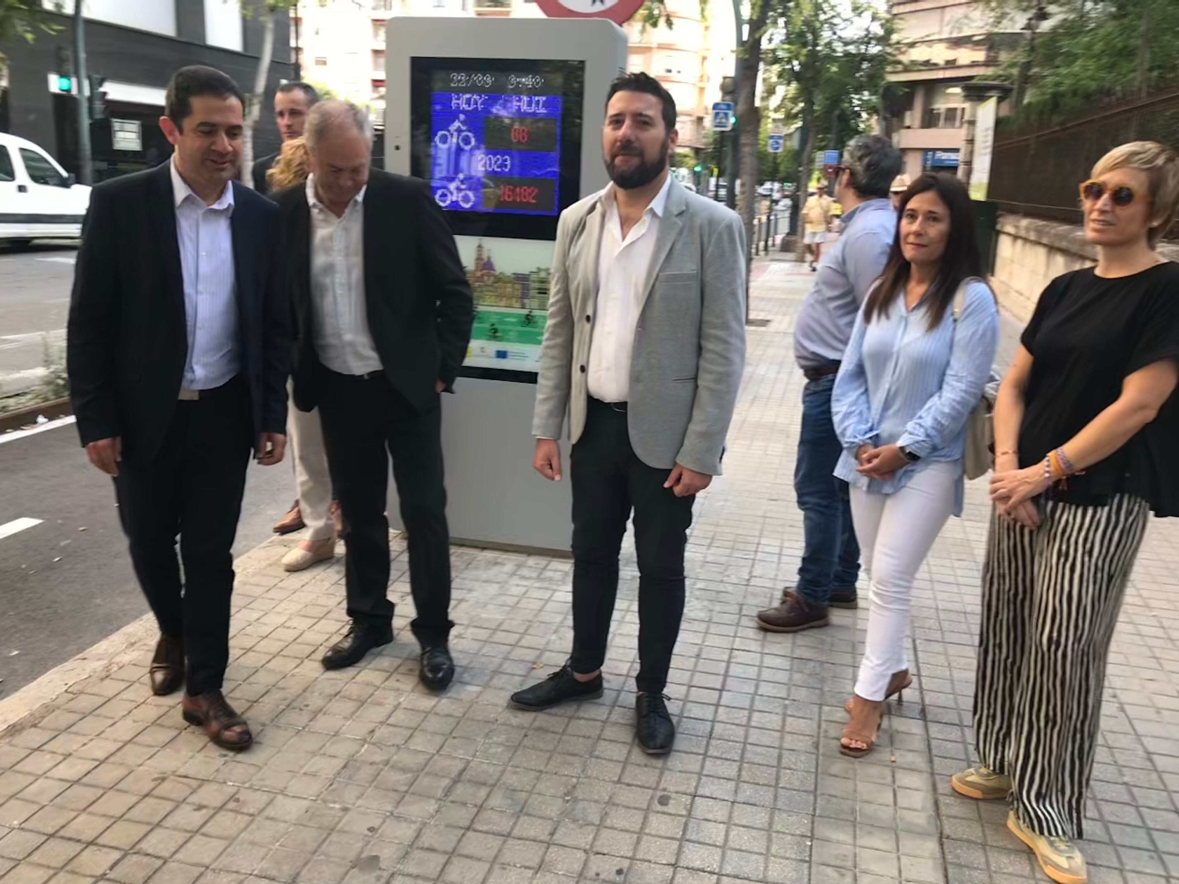 Antonio Francés y el subdelegado del Gobierno en Alicante, Carlos Sánchez Heras en Alcoy, junto al contador de pasos del carril bici de Alcoy