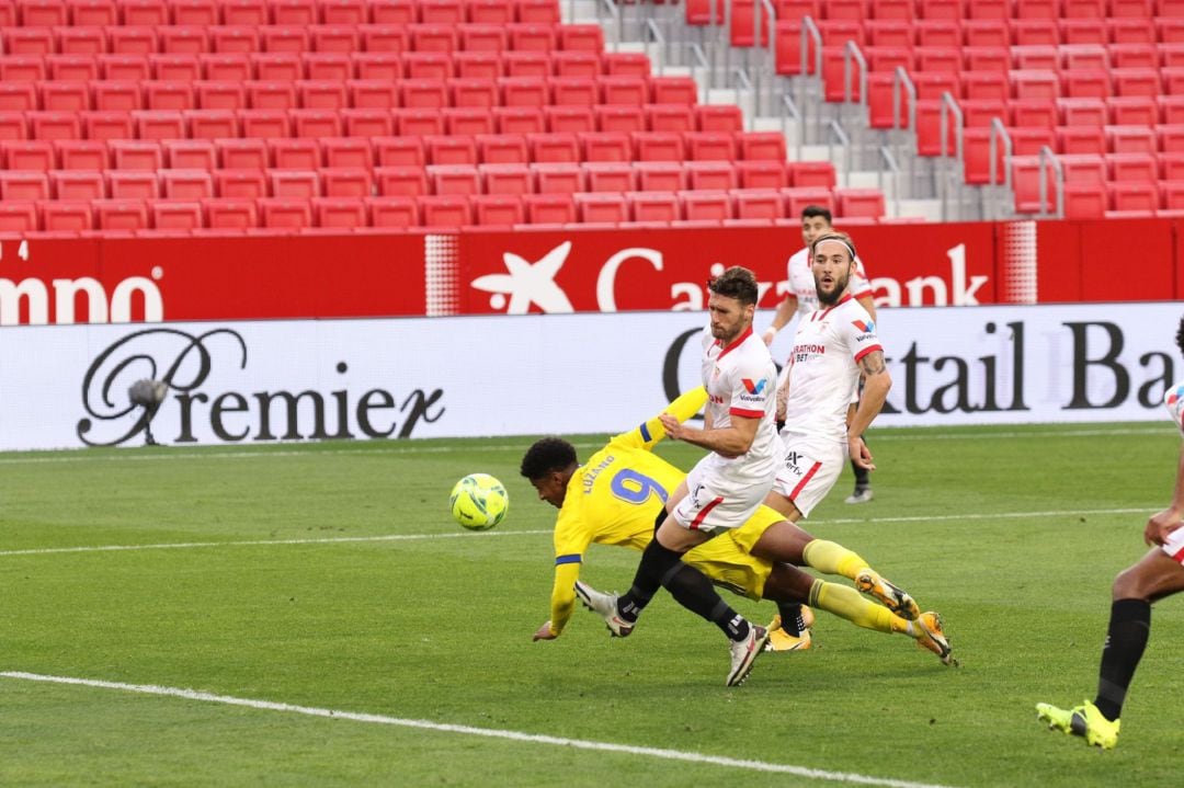 Choco Lozano intenta un remate sin fortuna