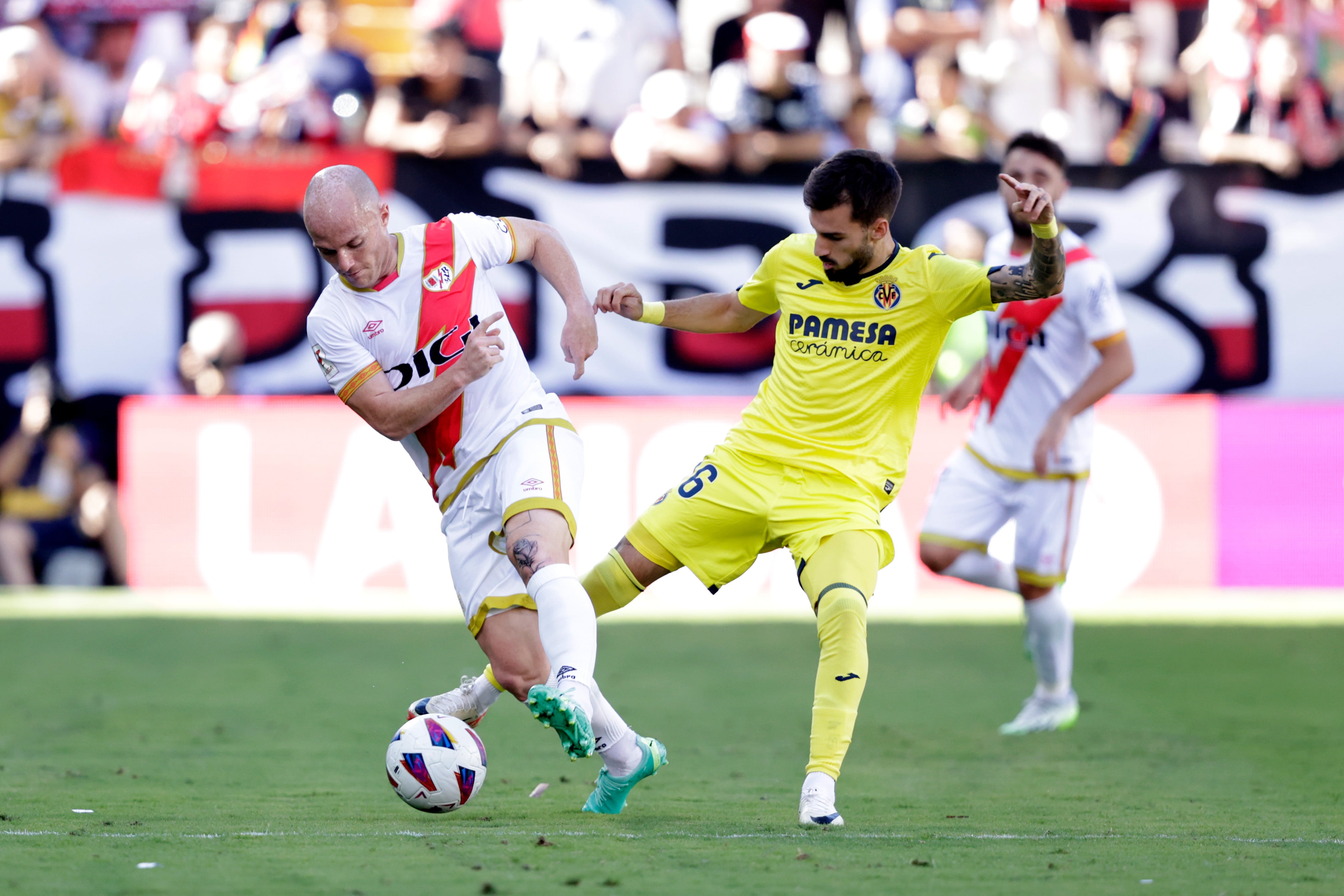 Isi pugna por un balón con Baena, el pasado mes de septiembre, en el Rayo - Villarreal. 