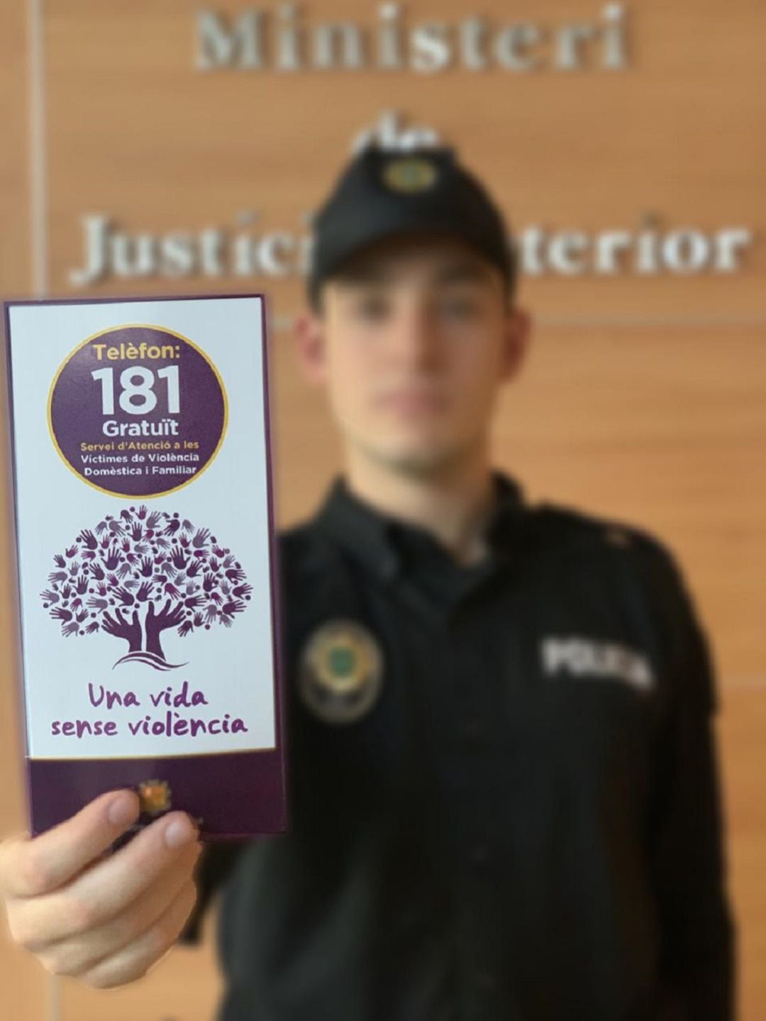 Campanya de la Policia per informar del número d'atenció gratuït 181.