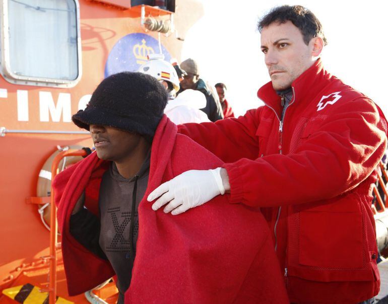 La Cruz Roja atiende a los inmigrantes que son rescatados por los efectivos de Salvamento Marítimo