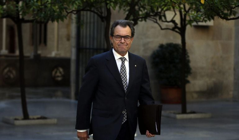 GRA023. BARCELONA, 18/11/2014.- El presidente de la Generalitat, Artur Mas, a su llegada a la reunión del gobierno catalán celebrada esta mañana, mientras las fiscalías del Estado y Superior de Cataluña dirimen sus diferencias sobre la presentación de una posible querella por el 9N. EFE/Alberto Estévez