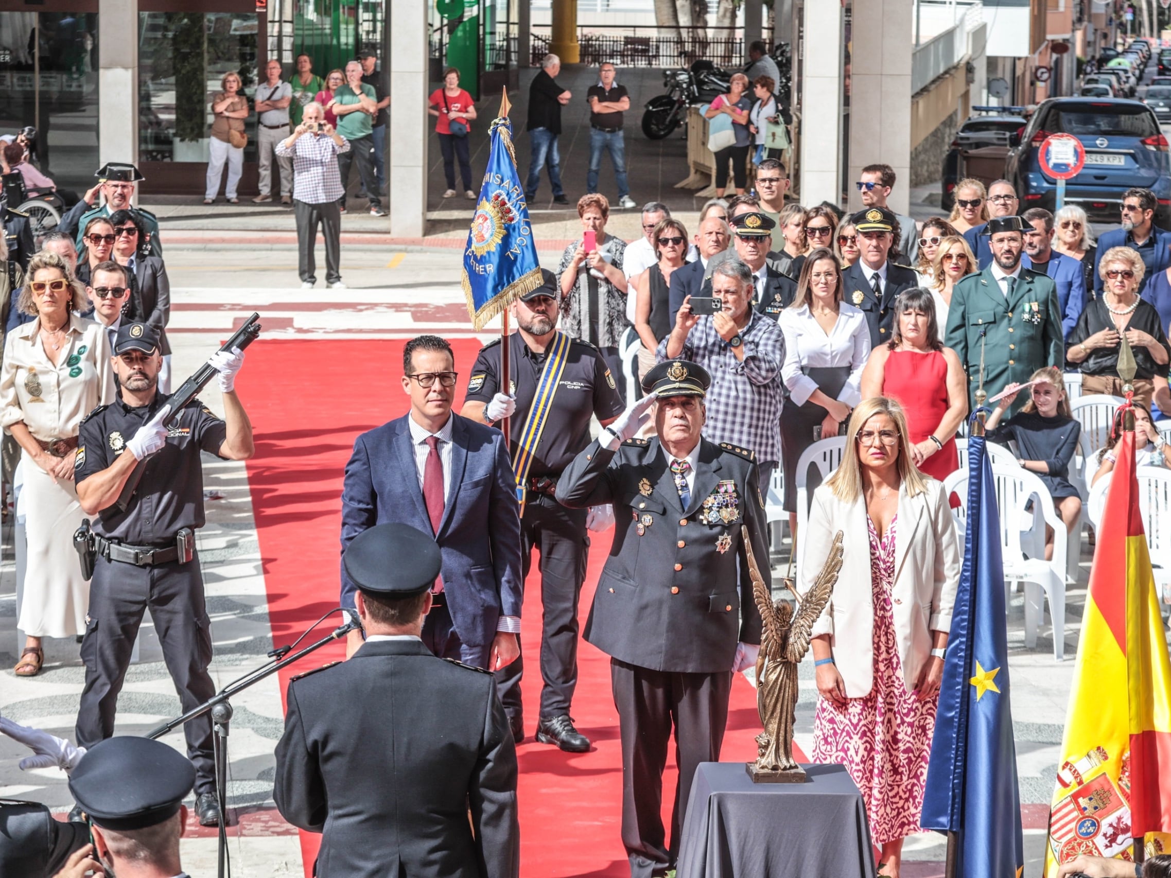 Rubén Alfaro, alcalde de Elda, Bernardo Alonso, comisario de la Policía Nacional de Elda-Petrer, e Irene Navarro, alcaldesa de Petrer, en el acto solemne de celebración de los Santos Ángeles Custodios.