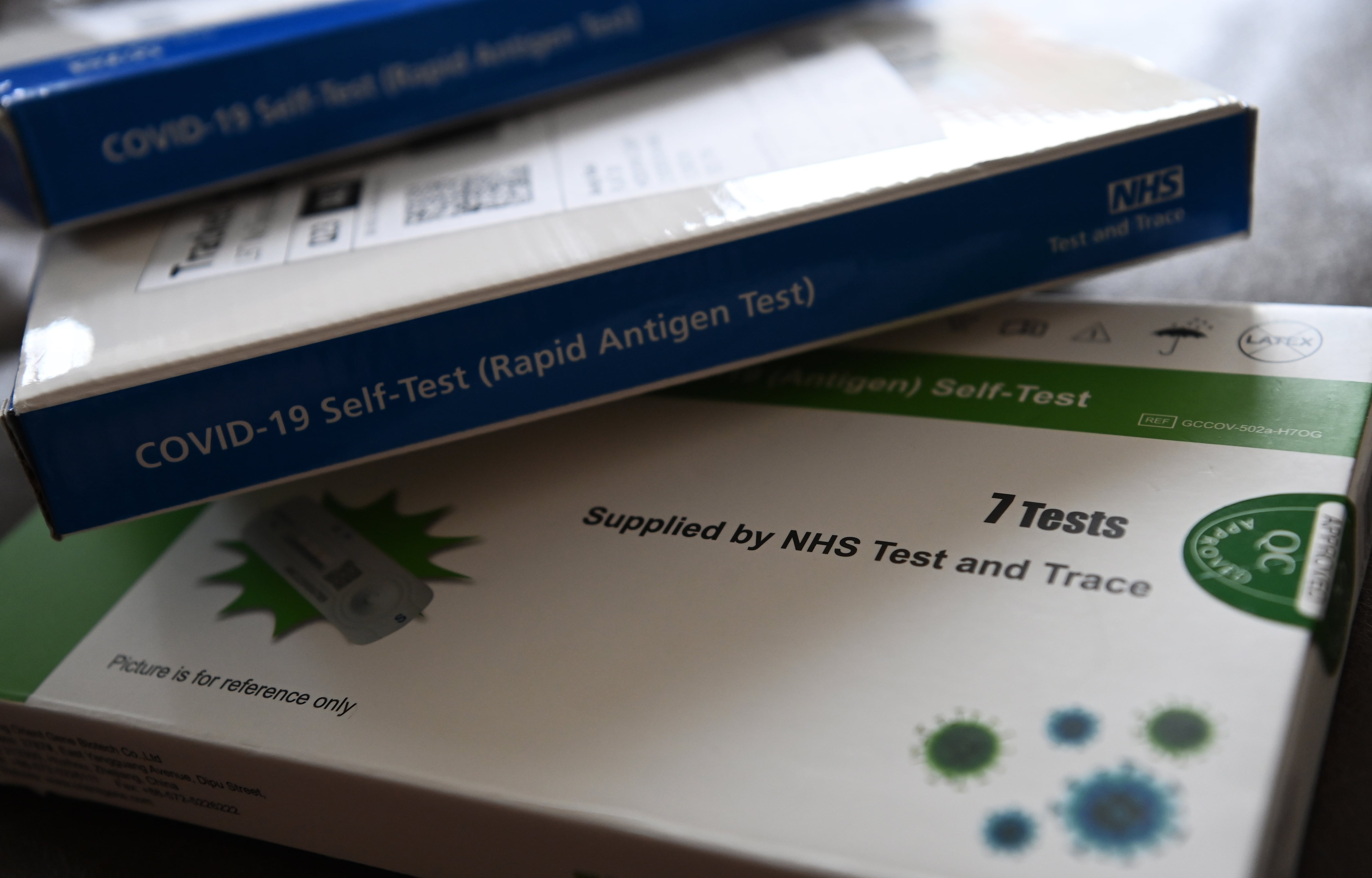 London (United Kingdom), 17/02/2022.- A view of NHS COVID-19 rapid antigen test kits in London, Britain, 17 February 2022. The UK government said that is keeping its provision of free lateral flow tests under review as Prime Minister Johnson is expected to outline next week the plans for the 'living with Covid' strategy.' (Reino Unido, Londres) EFE/EPA/ANDY RAIN