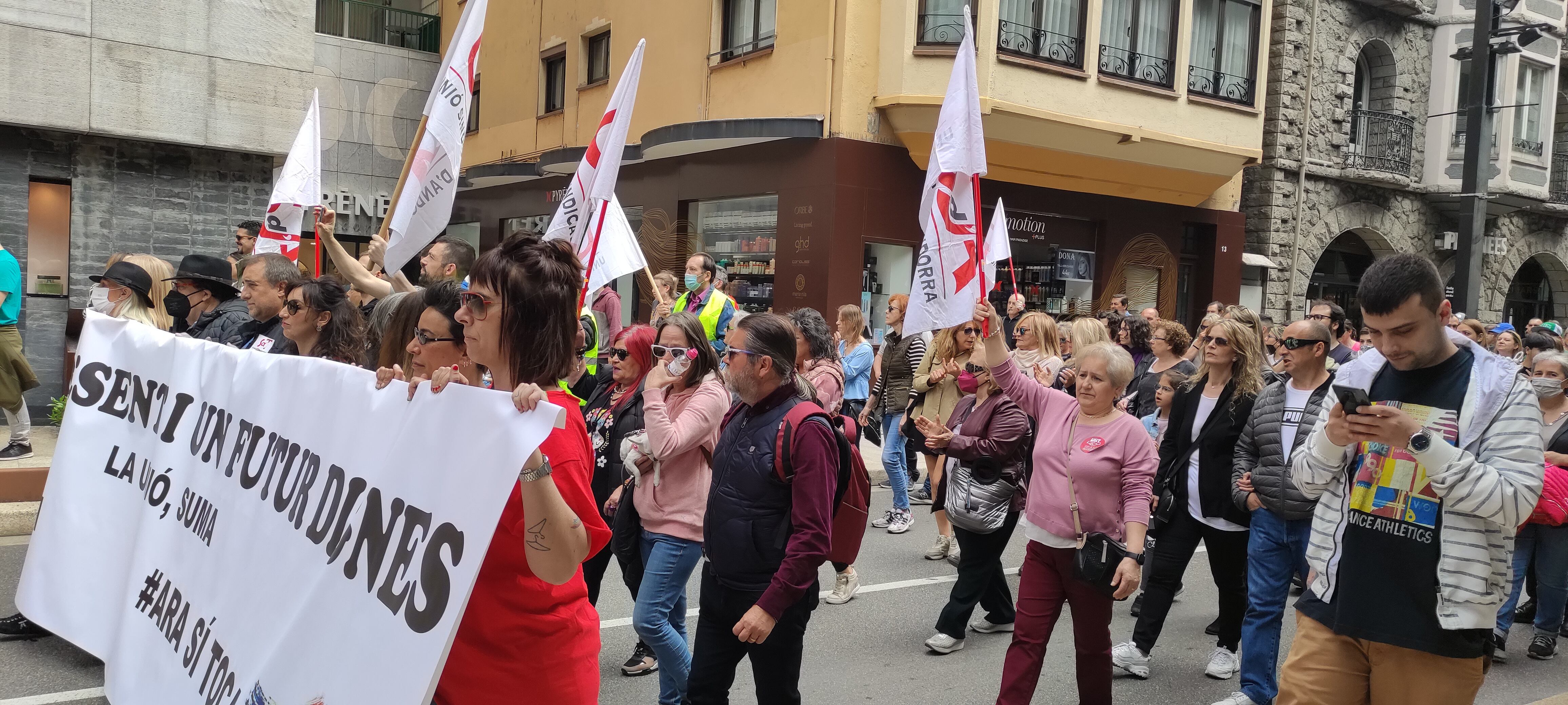 Manifestants portant pancartes i banderoles aquest Primer de Maig a Andorra.