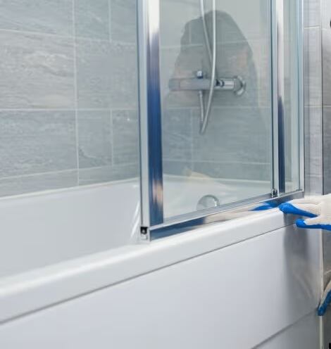 Un baño con bañera.