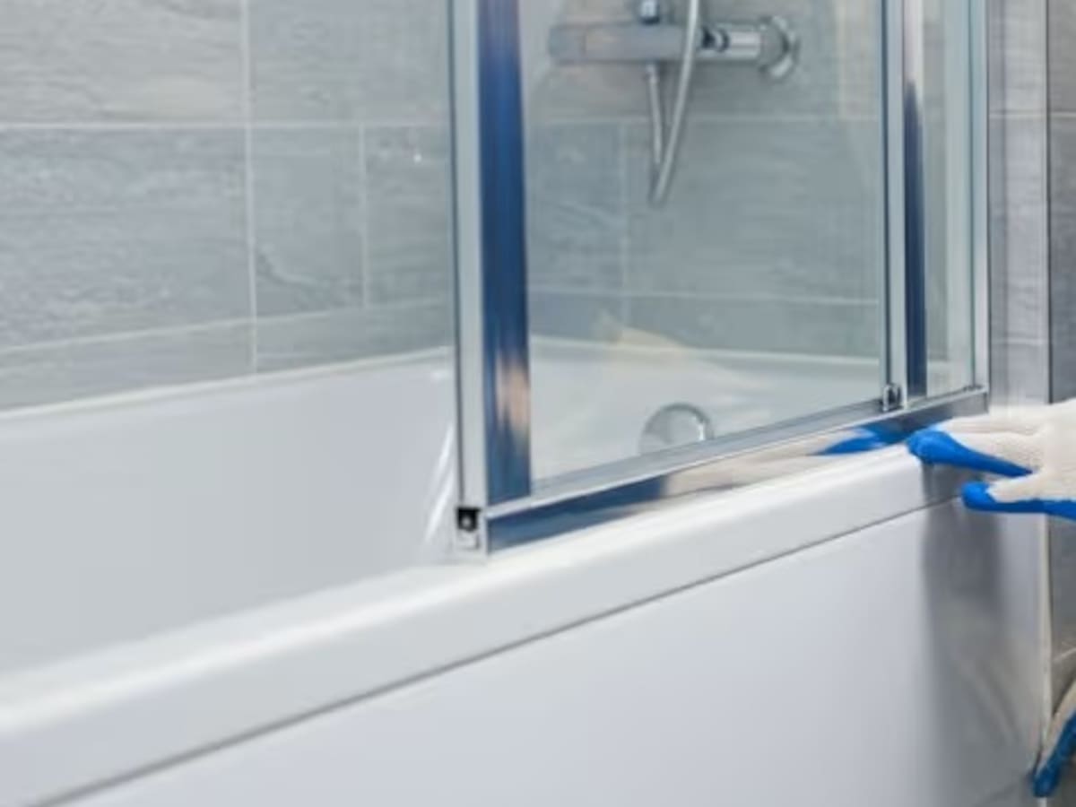 Camargo, primer ayuntamiento de Cantabria en implantar una ayuda para sustituir bañeras por plato de ducha