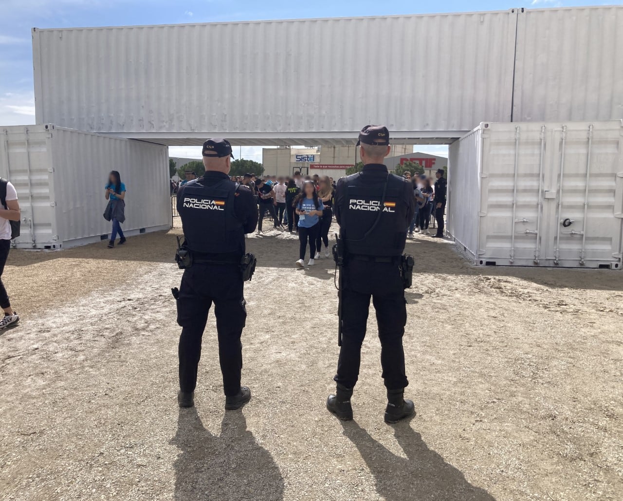 Dos agentes de la Policía Nacional vigilan el acceso al recinto del Festival de Paellas