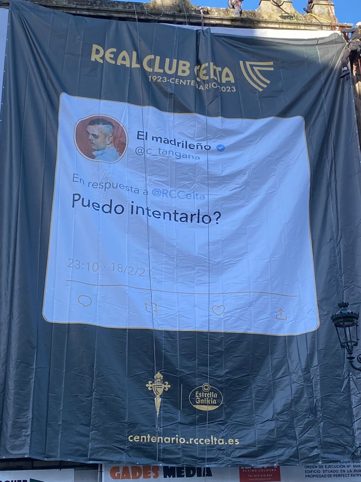 Una lona confirma que C. Tangana hará el himno del Celta