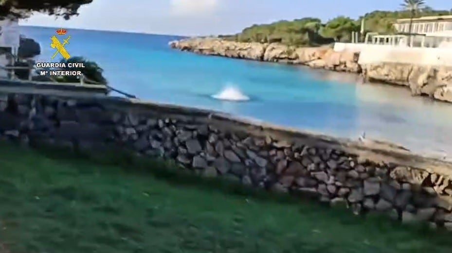 Moment en que s'ha detonat l'artefacte que es trobava sota l'aigua a pocs metres de la platja de Cala Blanca.