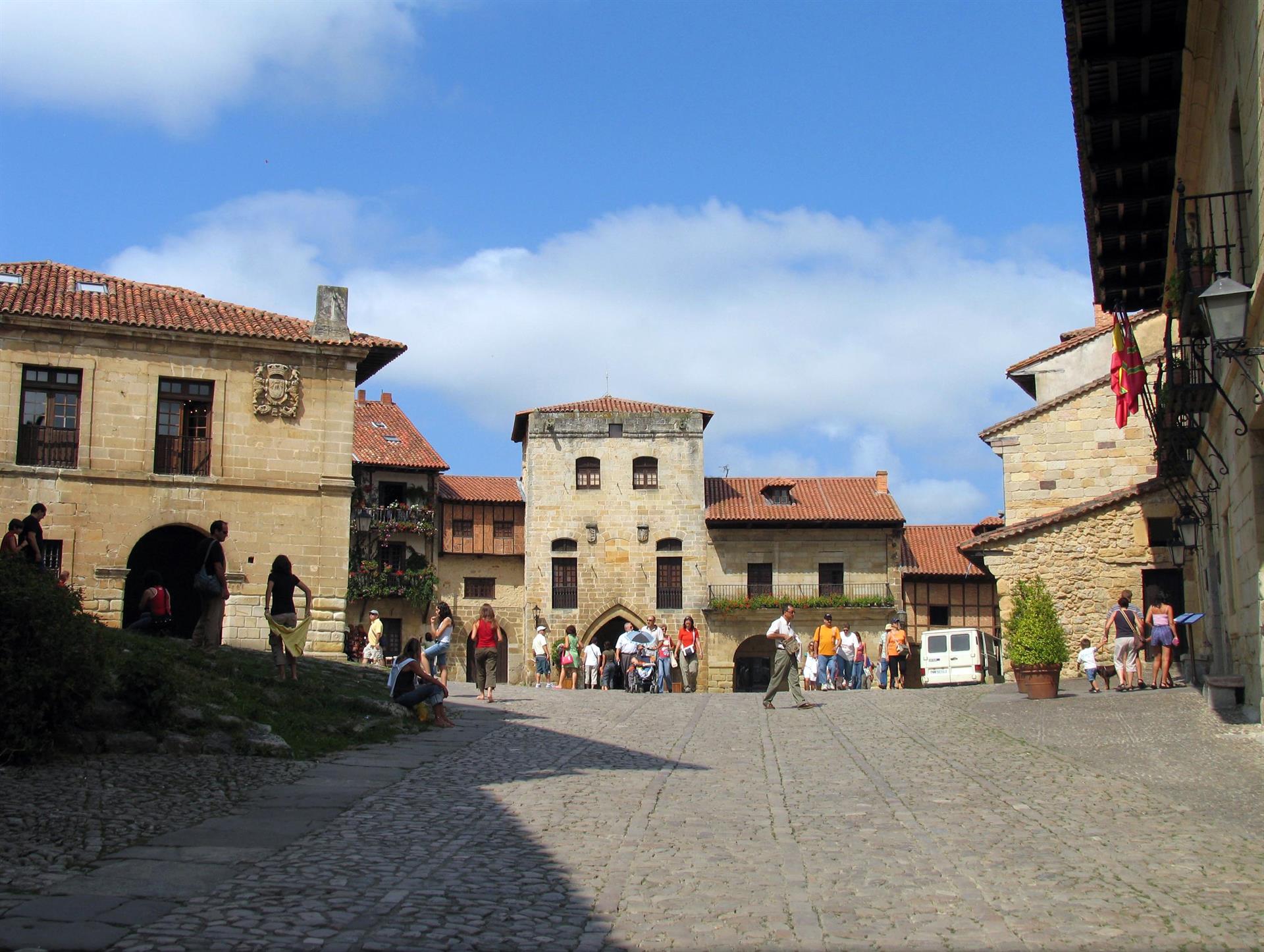 Turismo en Santillana del Mar. - AYTO - Archivo