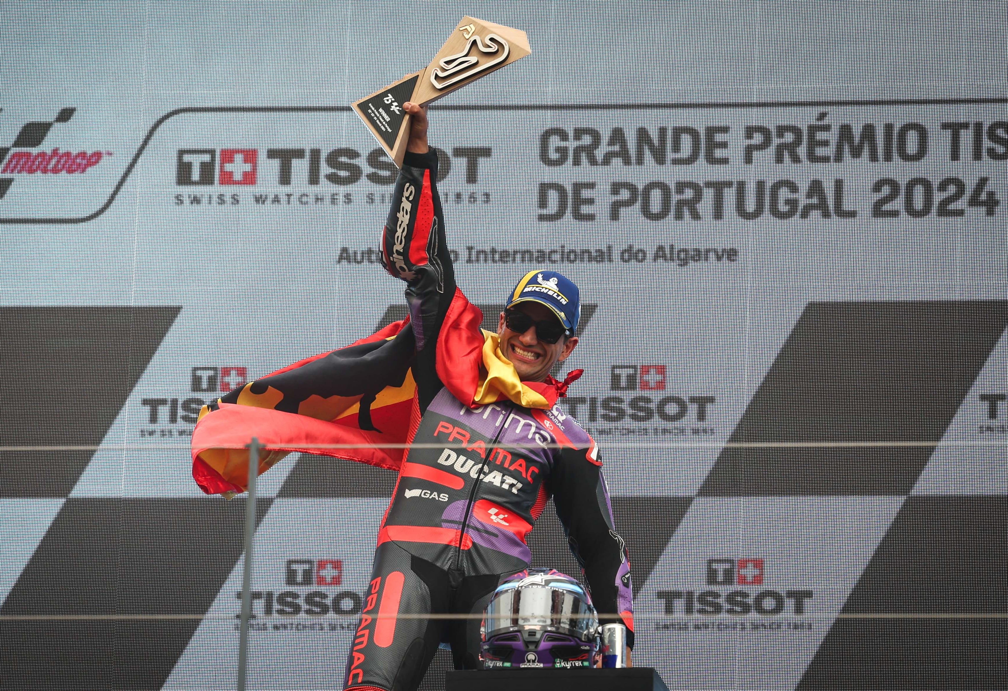 Jorge Martín (Prima Pramac Racing) celebra en el podio tras vencer en la carrera de MotoGP del Gran Premio de Portugal, en Portimao. EFE/JOSE SENA GOULAO