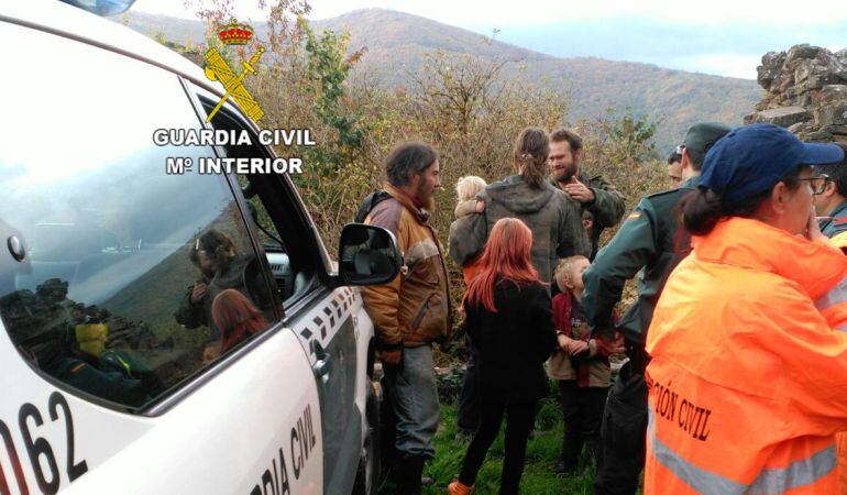 Imagen facilitada por la Guardia Civil del momento del rescate del menor.