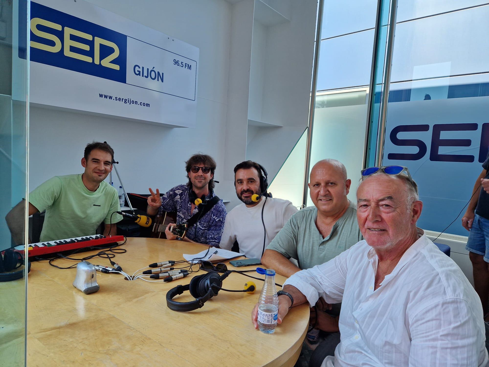 Gerardo Ruiz visitó el estand de SER Gijón en la Feria de Muestras junto al grupo Love Feroz, cuyo vocalista es su yerno Sergio Guerrero, preparador físico del Sporting Atlético.